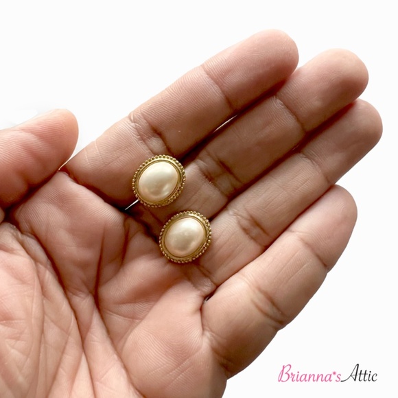 Stylish & Modern Golden Pearl Oval Drop clip on Earrings Daily wear 0.5" - Picture 8 of 8